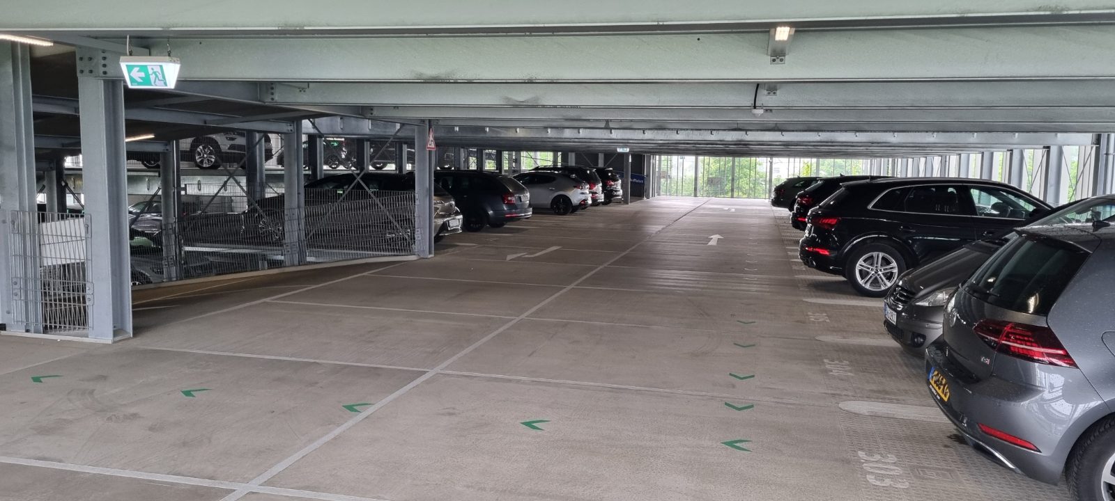 Flughafenparkplatzdus photo 2
